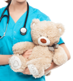 Eine Krankenschwester mit Stethoskop, die einen Teddybären hält, für den PALS-Kurs